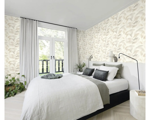 Slaapkamer met behangmotief en tweepersoonsbed