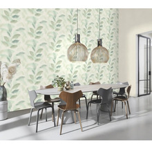 Eetkamer met ovale tafel, stoelen, hanglampen en behang met bladerpatroon voor een natuurlijke sfeer