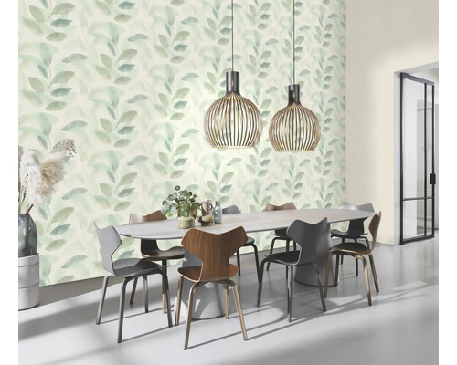 Eetkamer met ovale tafel, stoelen, hanglampen en behang met bladerpatroon voor een natuurlijke sfeer