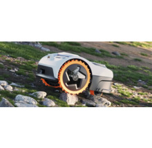 Robotmaaier op oneffen terrein met stenen