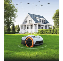 Robotmaaier op gazon voor huis met satellietverbinding