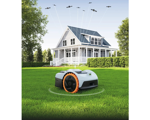 Robotmaaier op gazon voor huis met satellietverbinding
