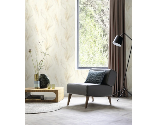 Woonkamer met patroonbehang, fauteuil en bijzettafel