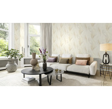 Lichte woonkamer met patroonbehang, bank, tafel en kamerplanten