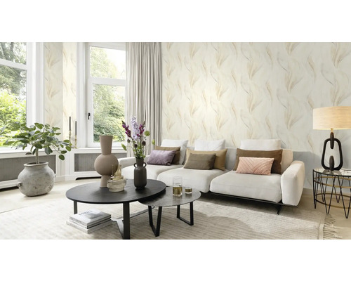 Lichte woonkamer met patroonbehang, bank, tafel en kamerplanten