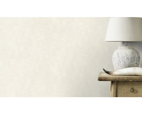 Woonkamer met lamp en decoratie op een tafel