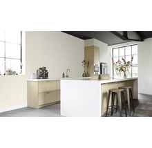 Lichte keuken met kookeiland, barkrukken en koffiezetapparaat.