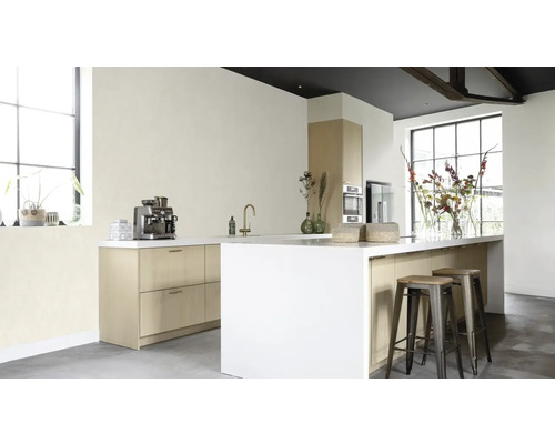 Lichte keuken met kookeiland, barkrukken en koffiezetapparaat.