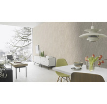 Lichte woonkamer met behang, eettafel en uitzicht naar buiten