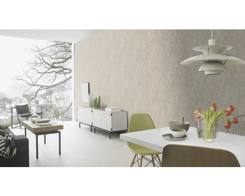 Lichte woonkamer met behang, eettafel en uitzicht naar buiten