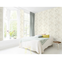 Lichte slaapkamer met behang met bloemmotief en daglicht