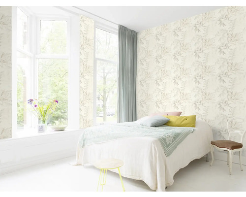 Lichte slaapkamer met behang met bloemmotief en daglicht