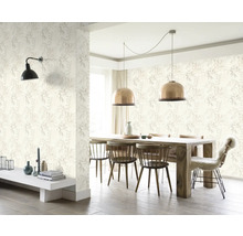 Lichte eetkamer met behang met bloemmotief, eettafel en hanglampen