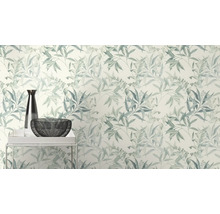 Behang met bloemmotief, vaas en schaal op een tafel