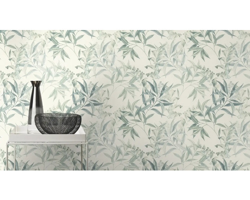 Behang met bloemmotief, vaas en schaal op een tafel