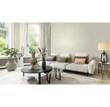 Woonkamer met bloemenbehang, bank en decoratie