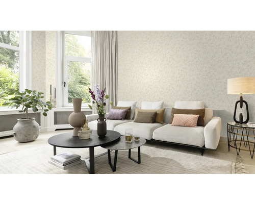 Woonkamer met bloemenbehang, bank en decoratie