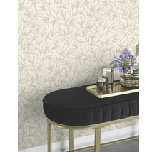 Interieurscène met behang met bladmotief en bank