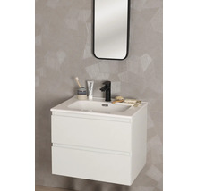 Badkamer met wastafelonderkast, wastafel, kraan en spiegel