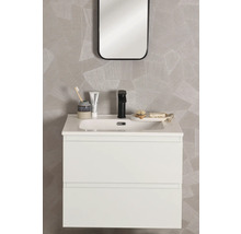 Moderne badkamer met witte wastafel, zwarte kraan en spiegel