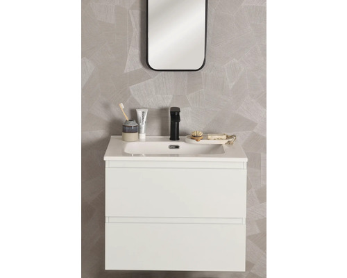 Moderne badkamer met witte wastafel, zwarte kraan en spiegel