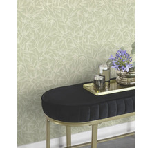 Behang met bladmotief achter bank met decoratie