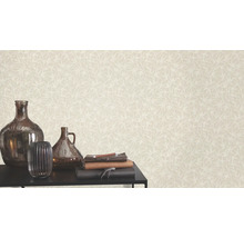 Decoratief behang met plantenmotief in de woonkamer.