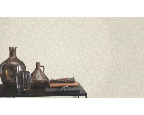 Decoratief behang met plantenmotief in de woonkamer.