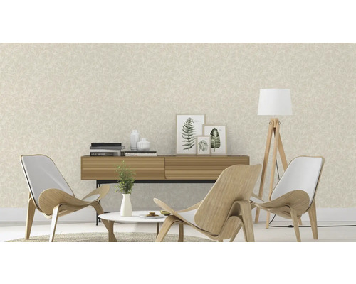 Woonkamer met patroonbehang, dressoir, fauteuils en vloerlamp