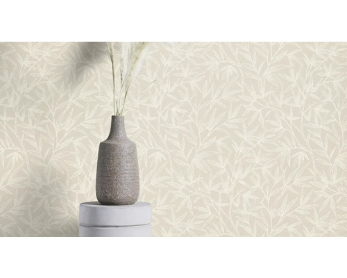 Behang met bladmotief en vaas