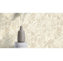 Decoratief bloemenbehang met plantenmotief naast een vaas op een sokkel