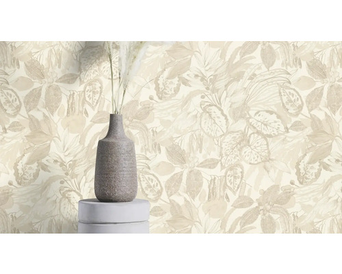 Decoratief bloemenbehang met plantenmotief naast een vaas op een sokkel