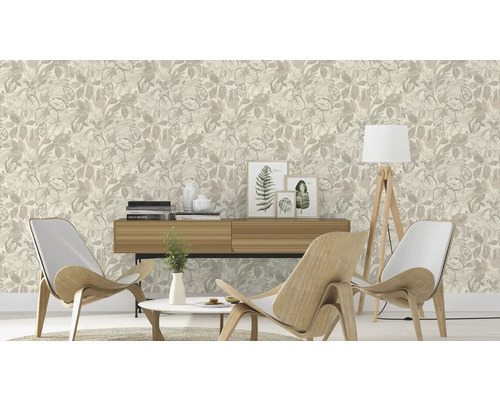 Inrichtingsvoorbeeld van een kamer met een patroonbehang met plantmotieven, twee stoelen, een dressoir, een staande lamp en decoraties