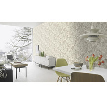 Lichte woonkamer met patroonbehang, eettafel en stoelen