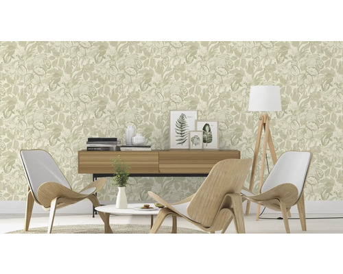 Lichte ruimte met bloemenbehang, houten meubels en stoelen