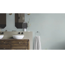 Badkamer met houten wastafel, opzetwastafels en spiegels