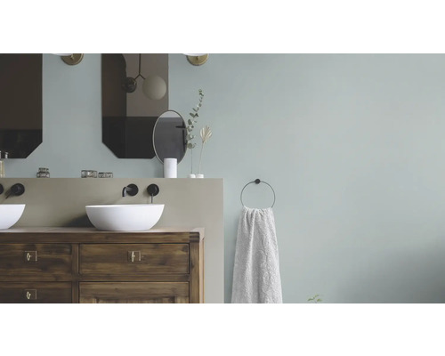 Badkamer met houten wastafel, opzetwastafels en spiegels