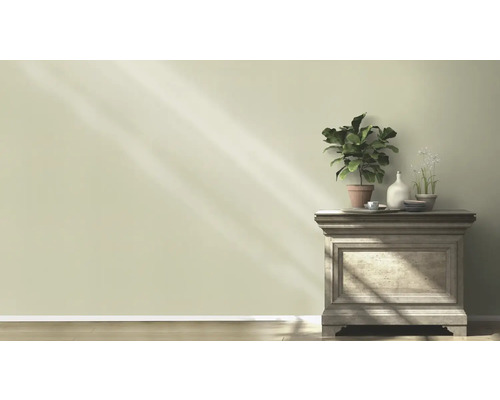 Decoratieve opstelling met plantentafel, kamerplanten en servies.