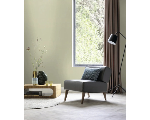 Woonkamer met fauteuil, bijzettafel en vloerlamp voor ontspannen uren