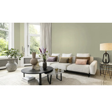 Lichte woonkamer met bank, tafel en decoratie