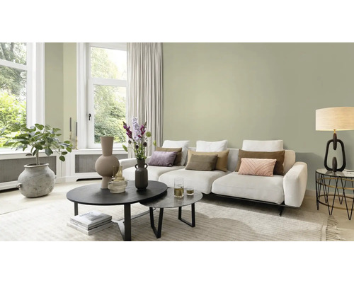 Lichte woonkamer met bank, tafel en decoratie