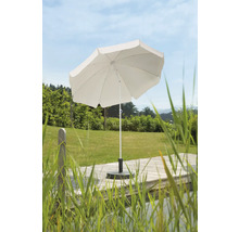 Witte parasol met parasolvoet op een houten terras in de tuin
