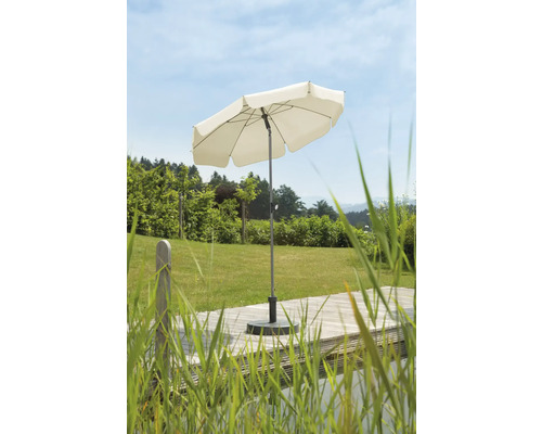 Tuinparasol met standaard op houten terras