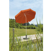 Oranje parasol op een houten terras in de tuin