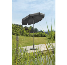 Grijze parasol op een houten terras in de tuin.