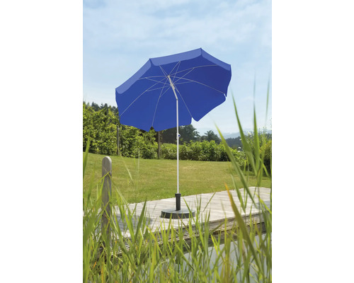 Blauwe parasol met voet op een buitenterras