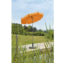 Oranje parasol op een houten terras in de tuin