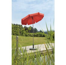 Rode parasol op een terras in de tuin