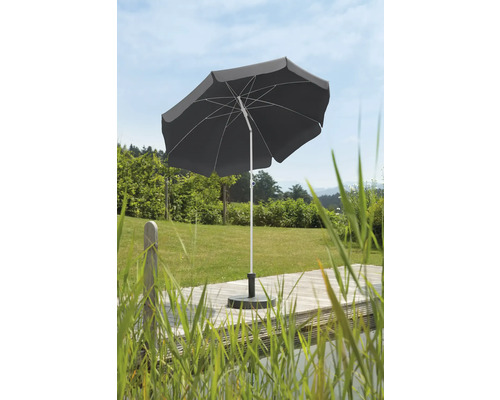 Tuinscene met een parasol op een houten terras