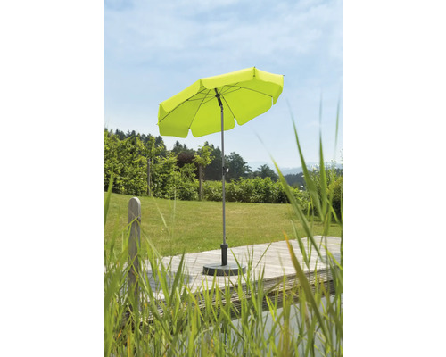 Groene parasol op een houten terras in de buitenlucht